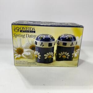 ONEIDA Kitchen Spring Daisy Salt and Pepper Shaker Set Blue White Daisies 3"